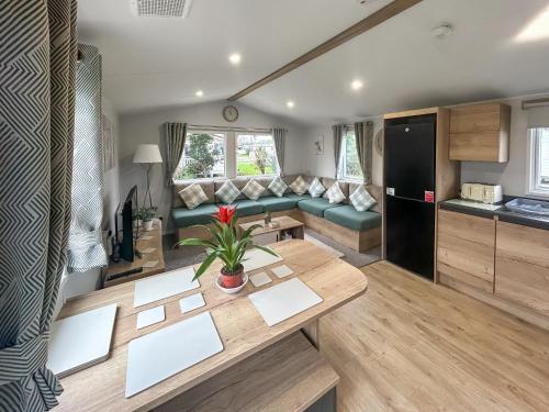 een keuken en woonkamer met een bank en een tafel bij D & A Southview Getaway in Toynton All Saints