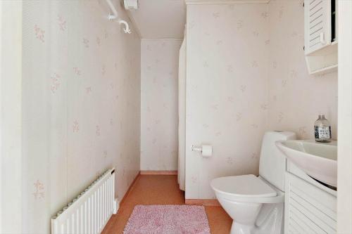 um pequeno banheiro com um vaso sanitário e uma pia em KRO084-Linneryd-Skogsholm-Skogsryd em Sandvik