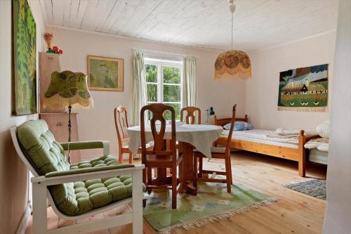 uma sala de jantar com mesa e cadeiras e um quarto em KRO084-Linneryd-Skogsholm-Skogsryd em Sandvik
