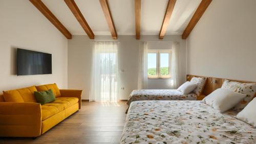 En eller flere senge i et værelse på Rustic villa Kave with wellness in Groznjan