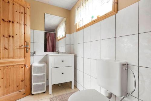 SjötoftaにあるVGO787-Hacksvik-Hacksvik-1のトイレと洗面台のあるバスルーム