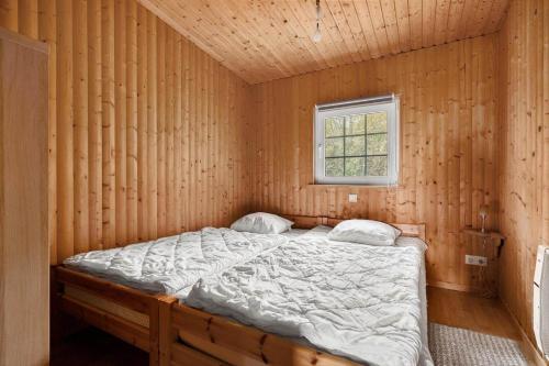 SjötoftaにあるVGO787-Hacksvik-Hacksvik-1の窓付きの木造の部屋のベッド1台