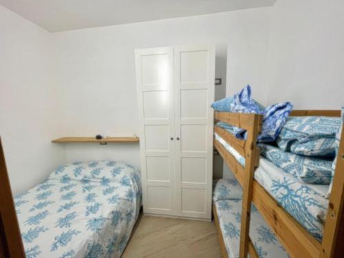 een slaapkamer met twee stapelbedden en een kast bij Casa Emma in Costa Rei