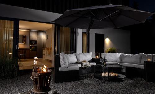 ein Wohnzimmer mit einem Sofa und einem Sonnenschirm in der Unterkunft Modern Japandi retreat in Stockholm in Stockholm