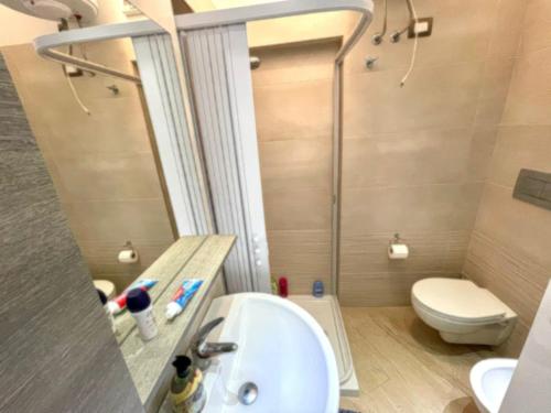 een badkamer met een wastafel en een toilet bij Casa Emma in Costa Rei