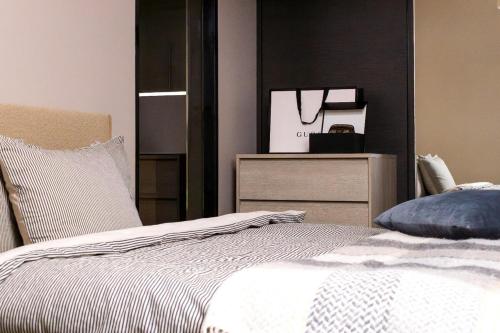 Postel nebo postele na pokoji v ubytování Modern Japandi retreat in Stockholm