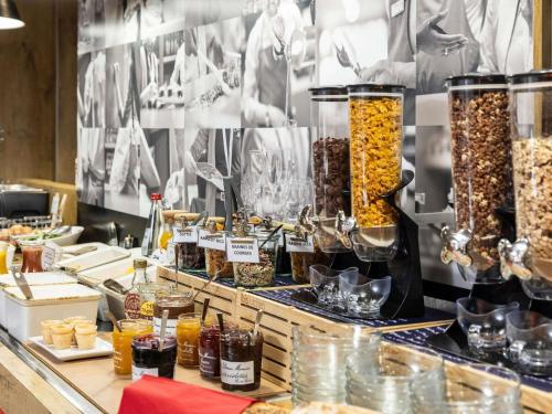 Una línea de buffet con muchos tipos diferentes de comida. en ibis Toulouse Pont Jumeaux, en Toulouse