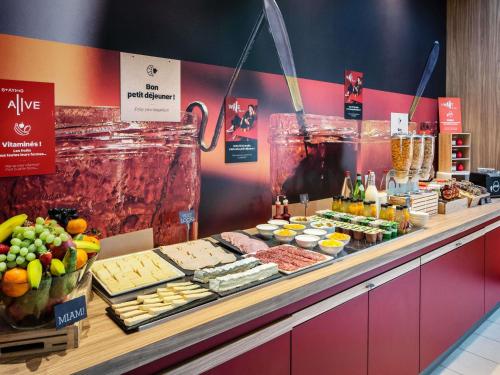 ノワジー・ル・グランにあるIbis Marne la Vallée Noisyの店内のビュッフェ