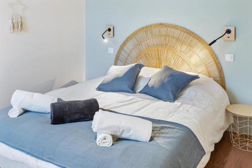 Elle comprend un grand lit avec des oreillers bleus et blancs. dans l'établissement Chambres & sde privatives dans maison partagée, à Clisson