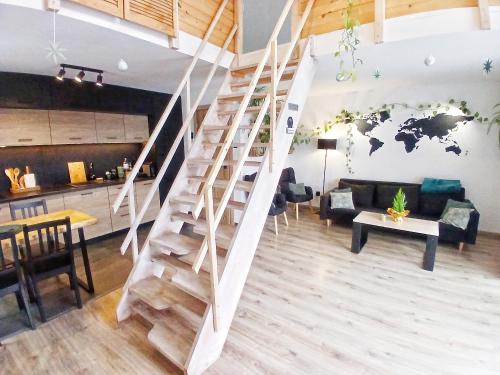 LiszkiにあるEleonor Accommodationの壁に世界地図が掛かっているリビングルームの螺旋階段