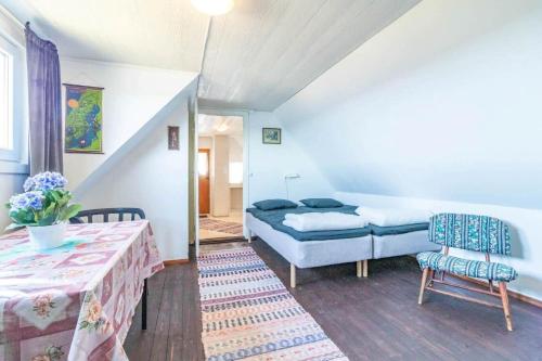 een slaapkamer met een bed, een tafel en een stoel bij KAL800-Bergkvara-Saltkaer-4 in Bergkvara