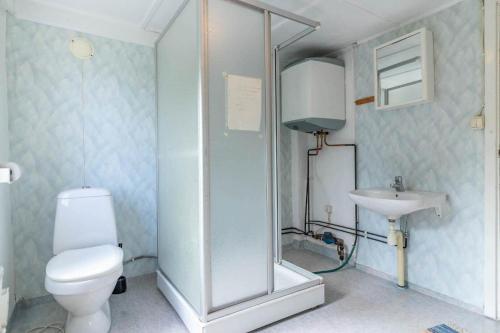 een badkamer met een douche, een toilet en een wastafel bij KAL800-Bergkvara-Saltkaer-4 in Bergkvara
