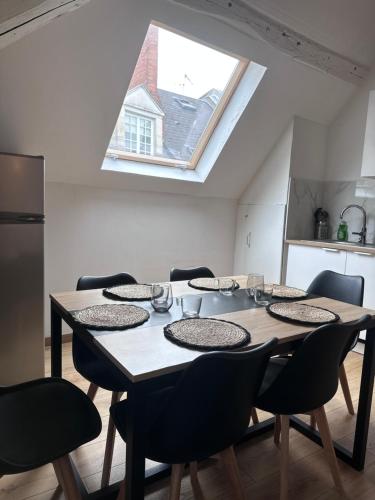 een eetkamer met een tafel met stoelen en een raam bij Luxe Centre Orléans Chatelet I Exclusivité in Orléans