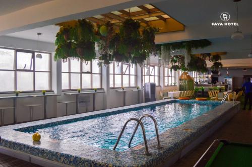 ドゥアラにあるFAYA Hotelの窓のある部屋にある大きなプール