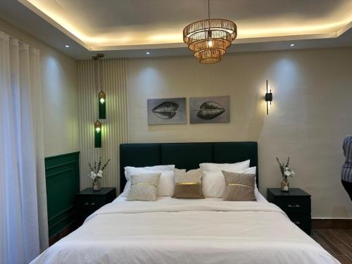 Giường trong phòng chung tại CANABREEZE · Confortable 2BR Apartment - Pool - central