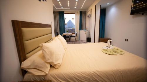 Postel nebo postele na pokoji v ubytování pyramids night