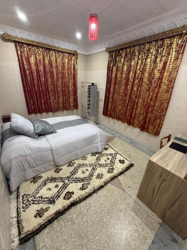 una camera con un grande letto e un tappeto di Sweet and Simple a Oujda