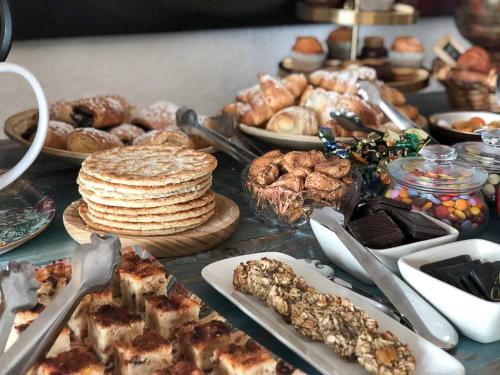 ein Tisch mit vielen verschiedenen Arten von Lebensmitteln in der Unterkunft Posada del Marqués I A Slow Design Hotel in Esporles