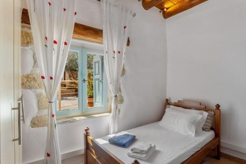 En eller flere senge i et værelse på Villa Cava by PosarelliVillas