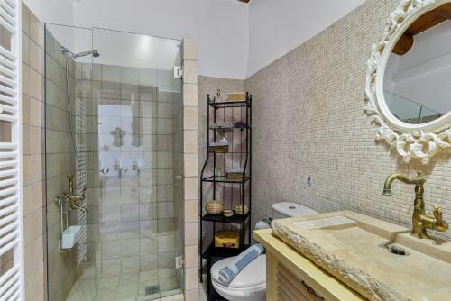 Et badeværelse på Villa Cava by PosarelliVillas