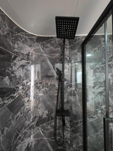 Et badeværelse på The Montanas Resort Khaokho