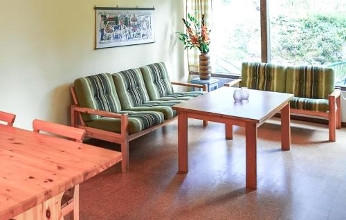 Χώρος καθιστικού στο 2 Bedroom Nice Home In Ekshärad