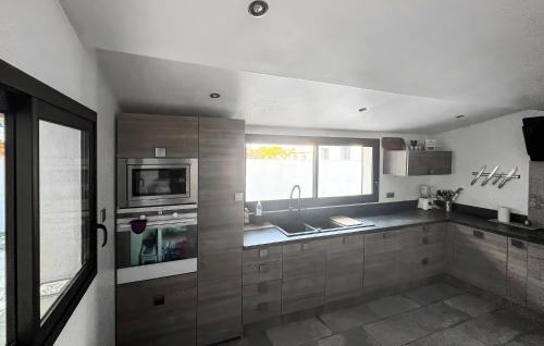 une cuisine avec un évier et une cuisinière dans l'établissement Maison Avec Piscine, à Gémenos