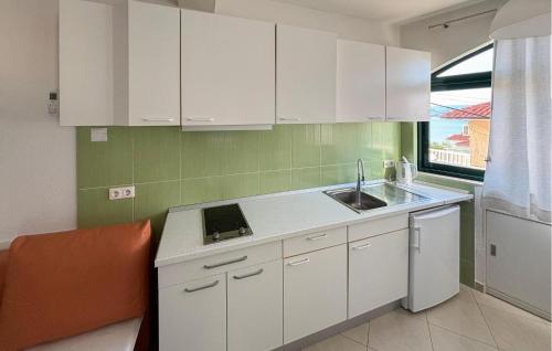 Kuchyň nebo kuchyňský kout v ubytování Stunning Apartment In Duce With Wifi