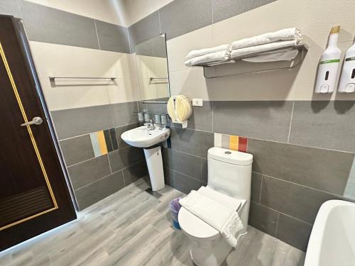 une salle de bains avec toilettes et lavabo dans l'établissement Sun Shine B&B, à Hengchun Old Town