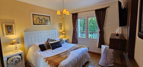 Giường trong phòng chung tại Pousada Atalaia Premium