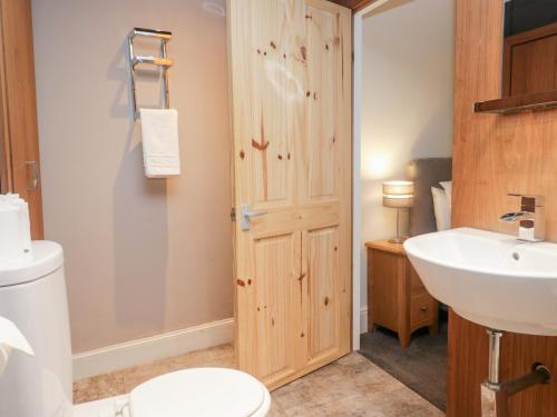 een badkamer met toilet en wastafel bij No 2 The Flags in Cartmel