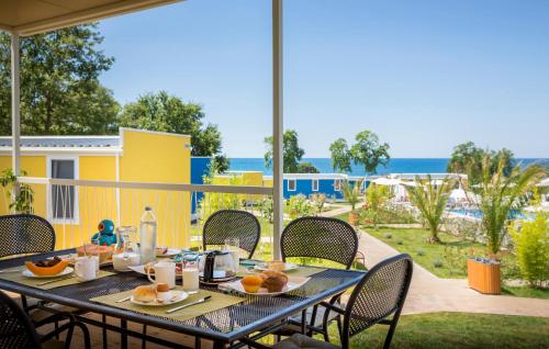Stunning Home In Novigrad With Wifi
