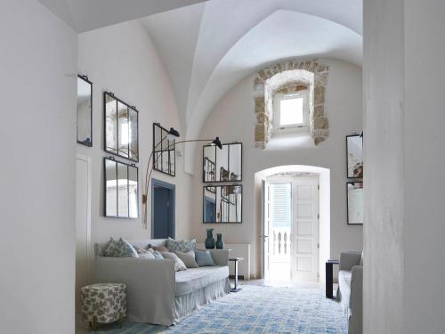 een woonkamer met een bank en een tafel bij Dimora Cocchi in Carovigno