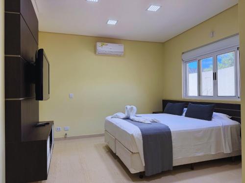 En eller flere senge i et værelse på Refúgio Privativo em Foz do Iguaçu | Piscina & Lago