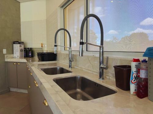 Køkken eller tekøkken på Refúgio Privativo em Foz do Iguaçu | Piscina & Lago