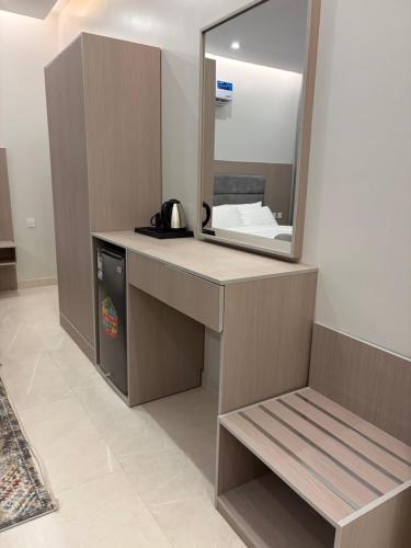 une salle de bain avec une vanité avec un miroir et un lavabo dans l'établissement luxury royal apartments, à Quai