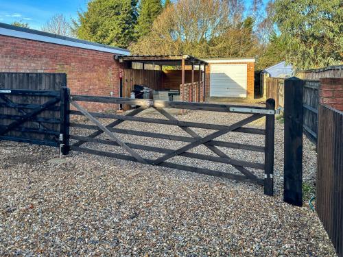 een houten hek voor een gebouw bij Jasmine Cottage - Uk50585 in Bintree