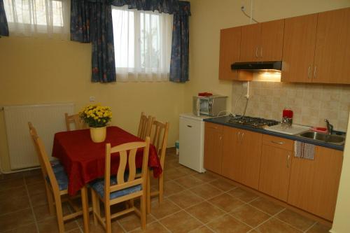 Una cocina o cocineta en Afrodité Apartmanok