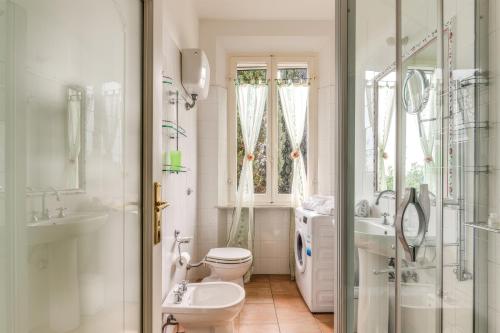 een badkamer met een toilet, een wastafel en een douche bij Podere Oliveta - 5 appartamenti con Piscina e Vista in Poggibonsi
