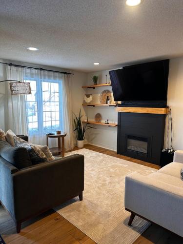 TV a/nebo společenská místnost v ubytování Ankenys Best Hot tub Theatre Room Game Room