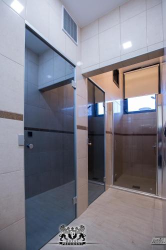 MorančaniにあるHotel Exclusive Presidentの建物内のガラス戸
