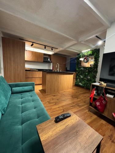 Køkken eller tekøkken på Industrial Chic Apartment Overlooking the City