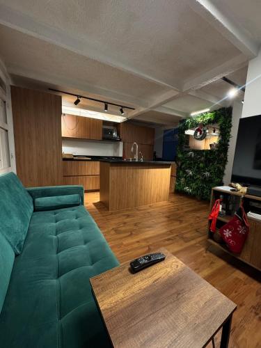 Køkken eller tekøkken på Industrial Chic Apartment Overlooking the City