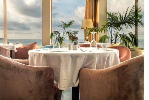 Nespecifikovaný výhled na moře nebo výhled na moře při pohledu z hotelu