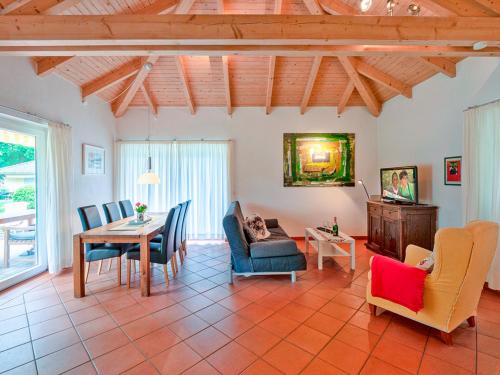 a living room with a table and chairs at Ferienhaus Lenz am Plauer See in Lenz