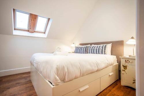 een slaapkamer met een groot wit bed met een raam bij Coastal View - St Monans in Saint Monance