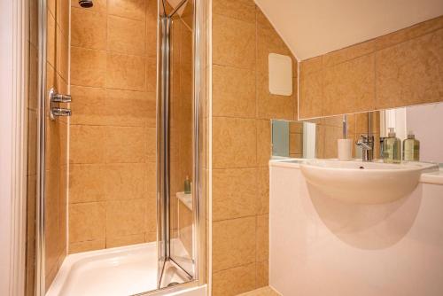 een badkamer met een douche en een wastafel bij Coastal View - St Monans in Saint Monance