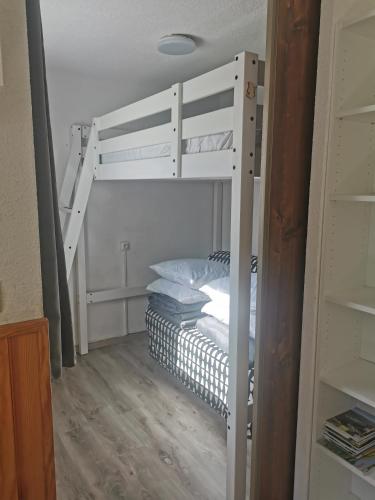 a bunk bed in a room with a bunk bedscribed at Charmant appartement de montagne avec balcon in Mijoux