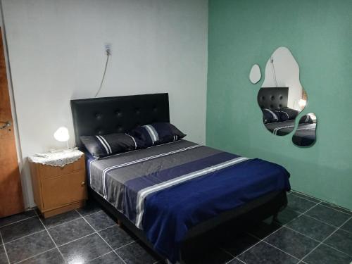 En eller flere senge i et værelse på Amplio departamento zona céntrica