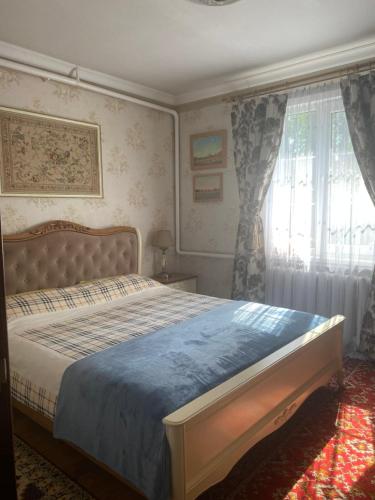 Postel nebo postele na pokoji v ubytování Домик в лесу